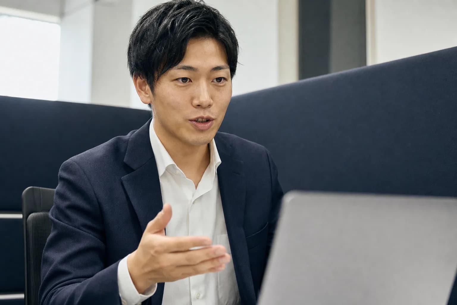 ノートPCに向かって実際の業務手順を話す担当者