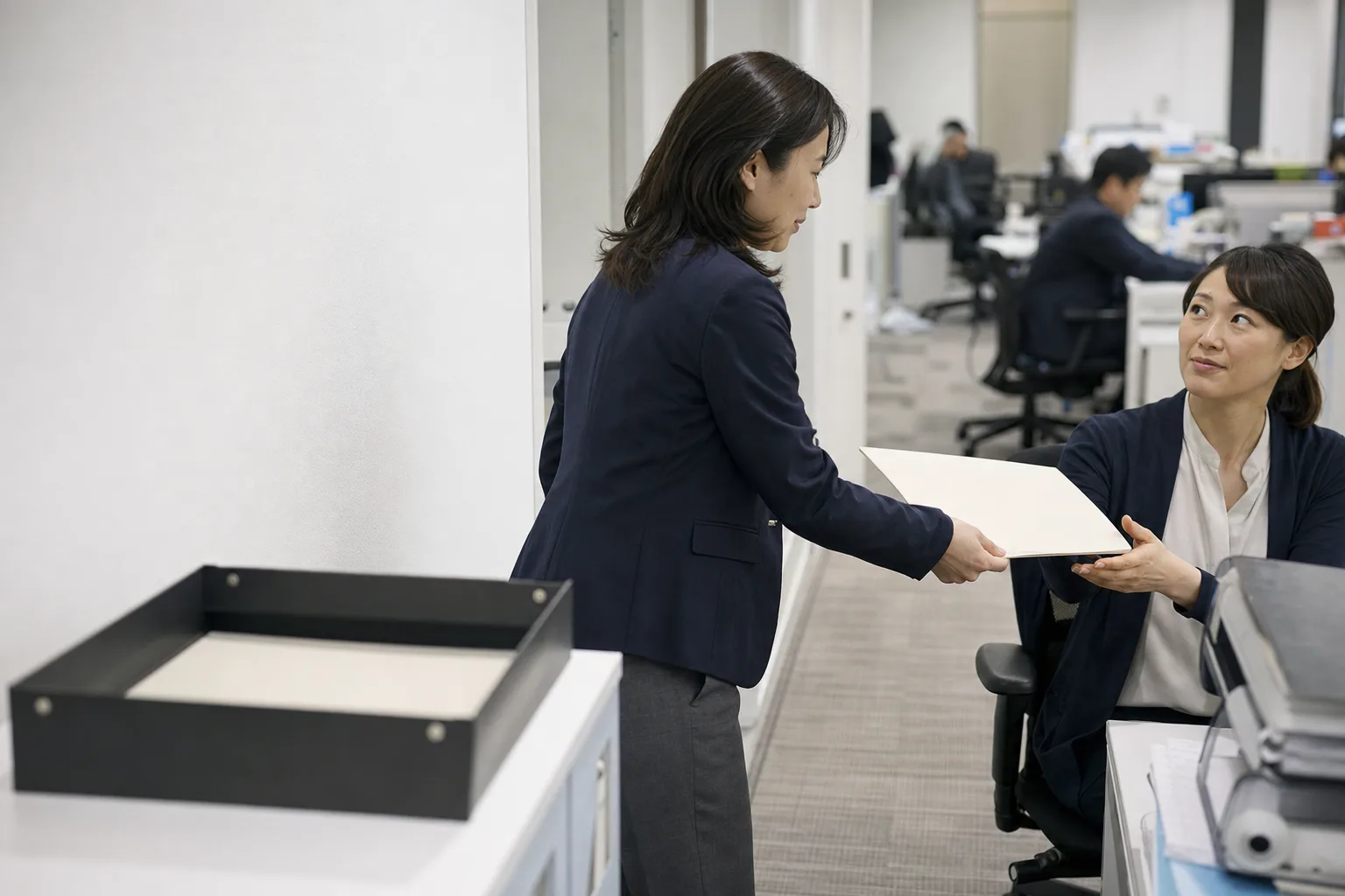 決められた手順と実際の書類の受け渡しの違いを確かめる場面